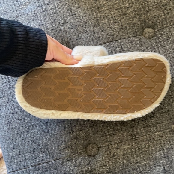 Fuzzy Slippers - Oatmeal - Picture 5 of 5